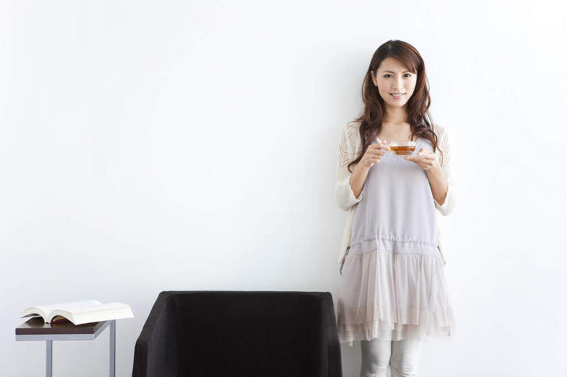 东方人,一个人,站,横图,室内,白天,正面,幸福,茶,沙发,杯子,餐具,书籍,亚洲,仅一个年轻女性,仅一个女性,仅一个人,服装,碟子,盘,墙,茶叶,棕色,一杯,拿,拿着,注视,休闲装,黄种人,娱乐,墙壁,墙面,玻璃制品,衣服,白色,盘子,水杯,碟,打开,观察,看,站着,享受,休闲,温馨,休闲服,放松,乐趣,服饰,观看,察看,提神,舒适,开启,关注,醒脑,年轻女性,女人,女性,亚洲人,长发,卷发,玻璃杯,书,图书,站立,半身,彩图,皮沙发