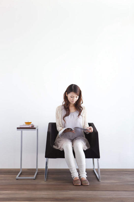 东方人,一个人,坐,竖图,室内,白天,正面,看书,阅读,地板,沙发,桌面,桌子,书籍,亚洲,仅一个年轻女性,仅一个女性,仅一个人,学习,服装,木制,墙,地面,拿,拿着,注视,休闲装,黄种人,木地板,墙壁,墙面,衣服,木制品,书本,观察,看,休闲,休闲服,读书,浏览,服饰,观看,察看,关注,年轻女性,女人,女性,亚洲人,书,图书,坐着,彩图,全身,皮沙发