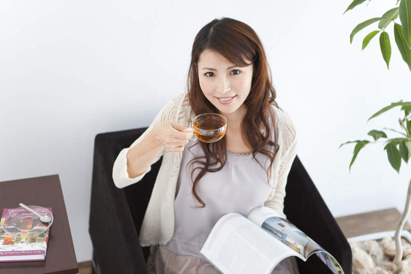 东方人,一个人,站,坐,横图,俯视,室内,白天,幸福,植物,茶,沙发,杯子,餐具,书籍,亚洲,仅一个年轻女性,仅一个女性,仅一个人,服装,碟子,盘,盆栽,勺子,墙,茶叶,棕色,盆景,一杯,拿,拿着,注视,休闲装,黄种人,娱乐,墙壁,墙面,玻璃制品,衣服,绿色,白色,黑色,自然,盘子,水杯,调羹,碟,汤匙,观察,看,站着,享受,休闲,温馨,休闲服,放松,乐趣,服饰,生长,成长,观看,察看,提神,舒适,关注,醒脑,年轻女性,女人,女性,亚洲人,长发,卷发,玻璃杯,书,图书,站立,坐着,半身,彩图,高角度拍摄,皮沙发