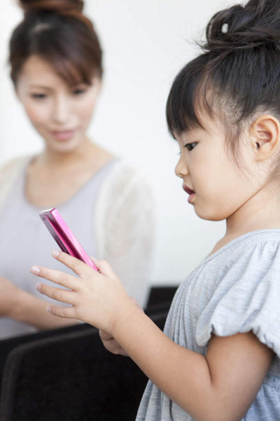 东方人,儿童,两个人,家庭,母亲,女儿,坐,打电话,竖图,室内,白天,正面,纯洁,沙发,电话,手机,亚洲,服装,朦胧,模糊,墙,拿,拿着,注视,休闲装,黄种人,通讯设备,墙壁,墙面,小孩,衣服,黑色,观察,看,休闲,温暖,温馨,母女,一家人,休闲服,可爱,母爱,童年,童趣,服饰,观看,和睦,察看,关注,童真,烂漫,无邪,交流,天真,年轻女性,女孩,女人,女性,亚洲人,孩子,年轻人,长发,沟通,通话,坐着,半身,彩图,融洽,女生,皮沙发