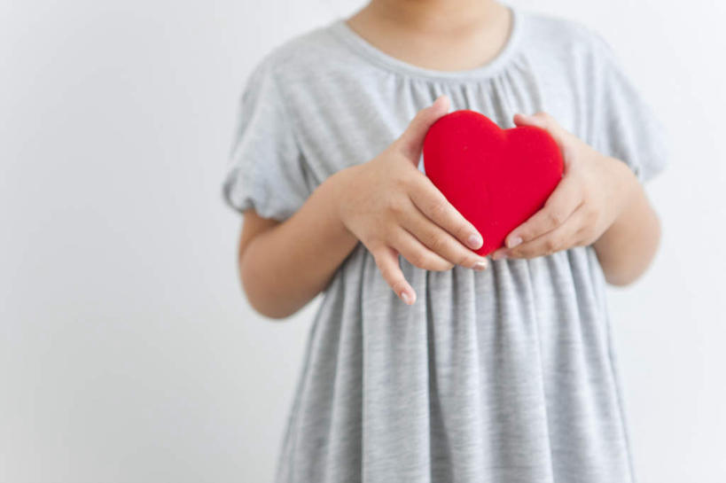 东方人,儿童,一个人,站,横图,室内,白天,白色背景,正面,裙子,爱情,纯洁,亚洲,仅一个女性,仅一个人,连衣裙,服装,爱心,墙,浪漫,拿,拿着,休闲装,黄种人,墙壁,墙面,一个,小孩,衣服,红色,灰色,站着,仅一个小孩,休闲,温暖,温馨,心形,休闲服,恩爱,可爱,童年,童趣,摄影,服饰,影棚,单个,和睦,童真,烂漫,无邪,天真,女孩,女人,女性,亚洲人,孩子,心型,站立,半身,彩图,影棚拍摄,拍摄,融洽,女生