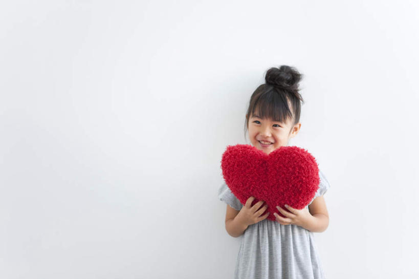 东方人,儿童,一个人,站,笑,微笑,露齿笑,横图,室内,白天,白色背景,正面,裙子,爱情,纯洁,亚洲,仅一个女性,仅一个人,连衣裙,服装,爱心,墙,浪漫,拿,拿着,注视,休闲装,黄种人,墙壁,墙面,一个,小孩,衣服,红色,黑色,灰色,观察,看,站着,仅一个小孩,休闲,温暖,温馨,心形,休闲服,恩爱,可爱,童年,童趣,摄影,服饰,影棚,单个,观看,和睦,察看,关注,童真,烂漫,无邪,天真,女孩,女人,女性,亚洲人,孩子,心型,长发,站立,半身,彩图,影棚拍摄,拍摄,融洽,女生
