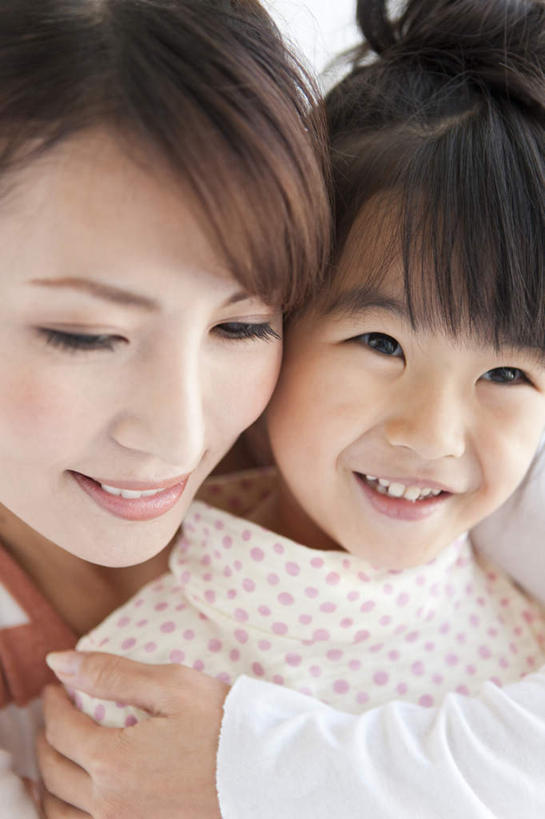 东方人,儿童,两个人,家庭,母亲,女儿,站,抱,笑,微笑,露齿笑,竖图,室内,特写,白天,白色背景,正面,纯洁,亚洲,服装,棕色,注视,休闲装,黄种人,小孩,衣服,黑色,观察,看,站着,休闲,温暖,温馨,母女,一家人,休闲服,可爱,母爱,童年,童趣,摄影,服饰,影棚,抱着,观看,和睦,察看,搂着,关注,童真,烂漫,无邪,天真,年轻女性,女孩,女人,女性,亚洲人,孩子,年轻人,长发,搂,搂抱,站立,半身,彩图,影棚拍摄,拍摄,融洽,女生