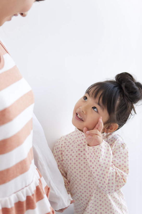 东方人,儿童,两个人,家庭,母亲,女儿,站,竖图,室内,白天,白色背景,正面,纯洁,亚洲,条纹,服装,墙,注视,休闲装,黄种人,墙壁,墙面,小孩,衣服,黑色,观察,看,站着,休闲,温暖,温馨,母女,一家人,休闲服,可爱,母爱,童年,童趣,摄影,服饰,影棚,观看,和睦,察看,关注,童真,烂漫,无邪,天真,年轻女性,女孩,女人,女性,亚洲人,孩子,年轻人,长发,抬头,仰头,站立,半身,彩图,影棚拍摄,拍摄,融洽,女生