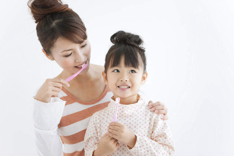东方人,儿童,两个人,家庭,母亲,女儿,站,笑,微笑,露齿笑,横图,室内,白天,白色背景,正面,纯洁,亚洲,条纹,服装,牙刷,墙,棕色,拿,拿着,注视,休闲装,黄种人,刷牙,墙壁,墙面,小孩,衣服,黑色,日用品,观察,看,清洁,站着,休闲,温暖,温馨,母女,一家人,休闲服,可爱,母爱,童年,童趣,摄影,服饰,影棚,洗漱用品,观看,和睦,察看,卫生,关注,童真,烂漫,无邪,天真,年轻女性,女孩,女人,女性,亚洲人,孩子,年轻人,长发,抬头,仰头,站立,半身,彩图,影棚拍摄,拍摄,融洽,女生