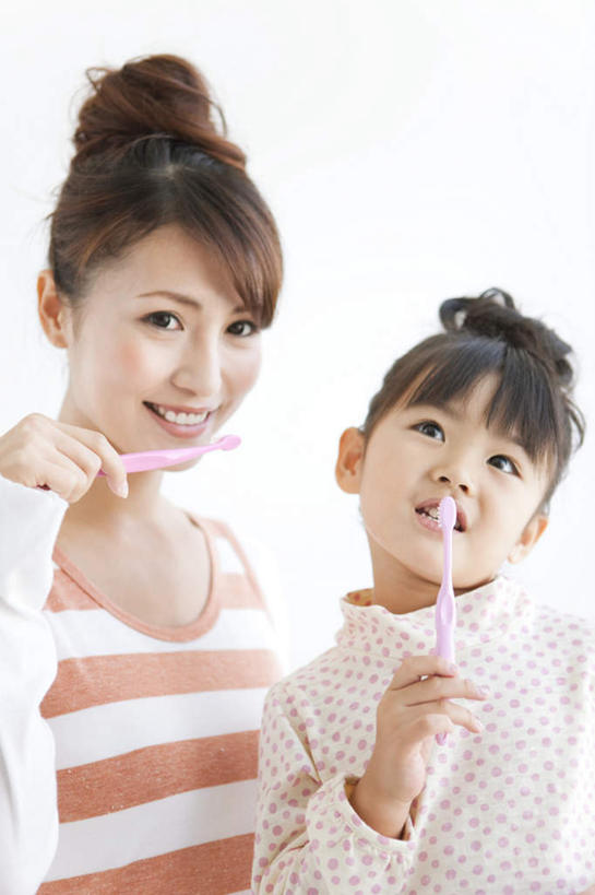 东方人,儿童,两个人,家庭,母亲,女儿,站,竖图,室内,白天,白色背景,正面,纯洁,亚洲,条纹,服装,牙刷,墙,棕色,拿,拿着,注视,休闲装,黄种人,刷牙,墙壁,墙面,小孩,衣服,黑色,日用品,观察,看,清洁,站着,休闲,温暖,温馨,母女,一家人,休闲服,可爱,母爱,童年,童趣,摄影,服饰,影棚,洗漱用品,观看,和睦,察看,卫生,关注,童真,烂漫,无邪,天真,年轻女性,女孩,女人,女性,亚洲人,孩子,年轻人,长发,站立,半身,彩图,影棚拍摄,拍摄,融洽,女生