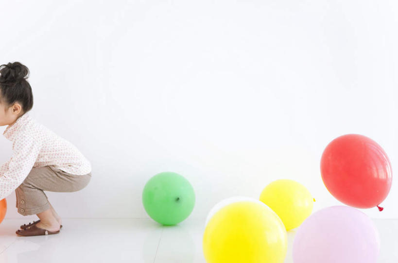 东方人,儿童,一个人,蹲,横图,室内,白天,白色背景,侧面,游戏,纯洁,玩具,亚洲,仅一个女性,仅一个人,五个,许多,服装,塑料,墙,玩,注视,休闲装,黄种人,娱乐,墙壁,墙面,小孩,衣服,粉色,黄色,红色,绿色,黑色,气球,塑料制品,观察,看,仅一个小孩,休闲,休闲服,充气玩具,橡胶,可爱,童年,童趣,益智,摄影,服饰,影棚,观看,活动,察看,发泄,关注,消遣,智力,童真,橡胶制品,烂漫,无邪,宣泄,天真,女孩,女人,女性,亚洲人,孩子,长发,蹲着,玩耍,嬉戏,半身,彩图,影棚拍摄,拍摄,女生