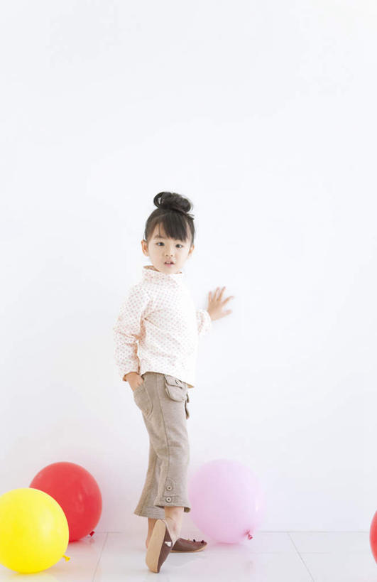 东方人,儿童,一个人,站,竖图,室内,白天,白色背景,正面,游戏,纯洁,玩具,亚洲,仅一个女性,仅一个人,许多,服装,塑料,墙,玩,注视,休闲装,黄种人,娱乐,墙壁,墙面,小孩,衣服,粉色,黄色,红色,气球,塑料制品,扶,观察,看,站着,仅一个小孩,四个,休闲,休闲服,充气玩具,橡胶,可爱,童年,童趣,益智,摄影,服饰,影棚,观看,活动,察看,扶着,发泄,关注,消遣,智力,童真,橡胶制品,烂漫,无邪,宣泄,天真,女孩,女人,女性,亚洲人,孩子,玩耍,嬉戏,站立,彩图,全身,影棚拍摄,拍摄,女生