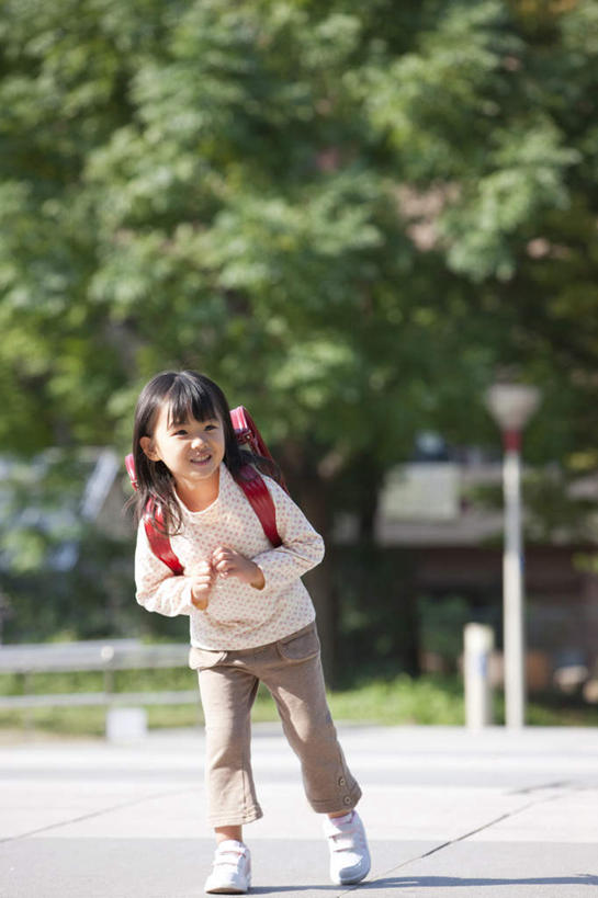 东方人,儿童,一个人,站,笑,微笑,竖图,室外,白天,正面,纯洁,植物,道路,路,路灯,公路,照明,亚洲,仅一个女性,仅一个人,阴影,服装,光线,包,书包,影子,灯光,交通,注视,休闲装,黄种人,灯,树,树木,小孩,衣服,红色,绿色,黑色,阳光,自然,背包,观察,看,站着,仅一个小孩,休闲,休闲服,可爱,童年,童趣,服饰,生长,成长,观看,照亮,察看,照明设备,关注,童真,烂漫,无邪,天真,女孩,女人,女性,亚洲人,孩子,马路,站立,彩图,全身,双肩包,短发,女生