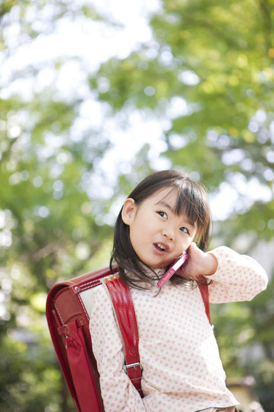 东方人,儿童,一个人,站,打电话,竖图,室外,白天,仰视,纯洁,植物,电话,手机,亚洲,仅一个女性,仅一个人,阴影,服装,朦胧,模糊,光线,包,书包,影子,拿,拿着,注视,休闲装,黄种人,通讯设备,树,树木,小孩,衣服,红色,绿色,黑色,阳光,自然,背包,观察,看,站着,仅一个小孩,休闲,休闲服,可爱,童年,童趣,服饰,生长,成长,观看,察看,关注,童真,烂漫,无邪,交流,天真,女孩,女人,女性,亚洲人,孩子,沟通,通话,站立,半身,彩图,低角度拍摄,双肩包,短发,女生