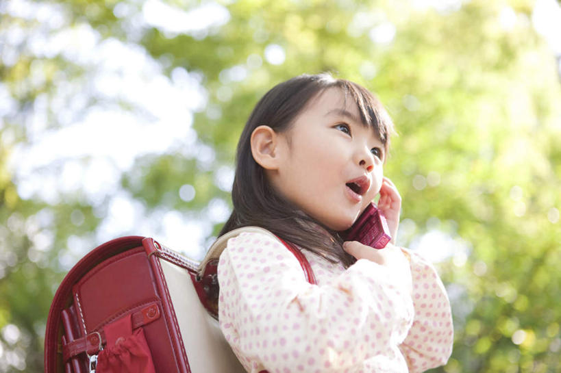 东方人,儿童,一个人,站,打电话,横图,室外,白天,仰视,纯洁,植物,电话,手机,亚洲,仅一个女性,仅一个人,阴影,服装,朦胧,模糊,光线,包,书包,影子,拿,拿着,注视,休闲装,黄种人,通讯设备,树,树木,小孩,衣服,红色,绿色,黑色,阳光,自然,背包,观察,看,站着,仅一个小孩,休闲,休闲服,可爱,童年,童趣,服饰,生长,成长,观看,察看,关注,童真,烂漫,无邪,交流,天真,女孩,女人,女性,亚洲人,孩子,沟通,通话,站立,半身,彩图,低角度拍摄,双肩包,短发,女生