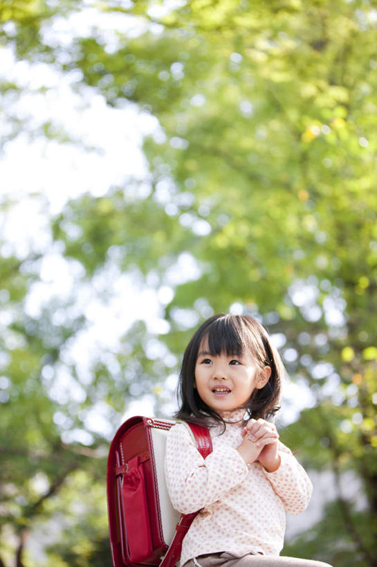 东方人,儿童,一个人,站,打电话,竖图,室外,白天,正面,纯洁,植物,电话,手机,亚洲,仅一个女性,仅一个人,阴影,服装,朦胧,模糊,光线,包,书包,影子,拿,拿着,注视,休闲装,黄种人,通讯设备,树,树木,小孩,衣服,红色,绿色,黑色,阳光,自然,背包,观察,看,站着,仅一个小孩,休闲,休闲服,可爱,童年,童趣,服饰,生长,成长,观看,察看,关注,童真,烂漫,无邪,交流,天真,女孩,女人,女性,亚洲人,孩子,沟通,通话,站立,半身,彩图,双肩包,短发,女生