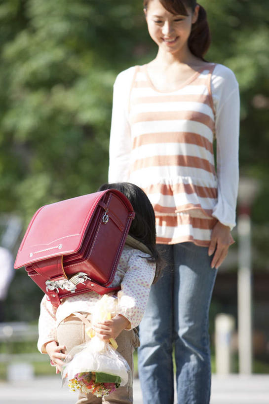 东方人,儿童,背部,两个人,家庭,母亲,女儿,站,竖图,室外,白天,正面,纯洁,植物,亚洲,弯腰,阴影,条纹,服装,朦胧,模糊,光线,包,书包,影子,注视,休闲装,黄种人,树,树木,小孩,衣服,红色,绿色,黑色,阳光,自然,背包,观察,看,站着,休闲,温暖,温馨,母女,一家人,休闲服,可爱,母爱,童年,童趣,服饰,生长,成长,观看,鞠躬,和睦,察看,关注,礼仪,童真,烂漫,无邪,弯身,尊敬,恭敬,天真,年轻女性,女孩,女人,女性,亚洲人,孩子,年轻人,长发,站立,半身,彩图,融洽,双肩包,女生