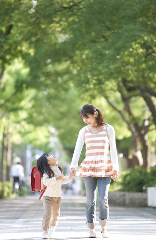 东方人,儿童,两个人,家庭,母亲,女儿,站,握手,竖图,室外,白天,正面,纯洁,植物,道路,路,公路,亚洲,阴影,条纹,服装,光线,包,书包,影子,交通,注视,休闲装,黄种人,树,树木,小孩,衣服,红色,绿色,黑色,阳光,自然,背包,观察,看,站着,休闲,温暖,温馨,母女,一家人,休闲服,可爱,母爱,童年,童趣,服饰,生长,成长,观看,和睦,察看,关注,童真,烂漫,无邪,天真,年轻女性,女孩,女人,女性,亚洲人,孩子,年轻人,长发,马路,搀手,拉手,手拉手,手握手,抬头,仰头,站立,彩图,全身,融洽,双肩包,短发,女生