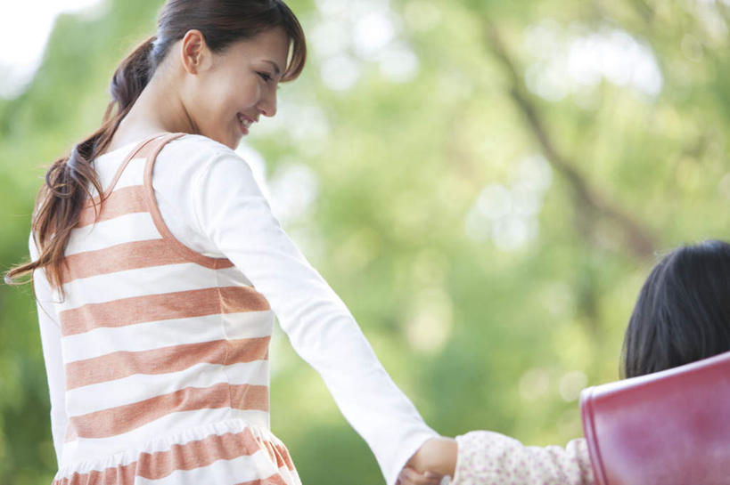 东方人,儿童,两个人,家庭,母亲,女儿,站,握手,横图,室外,白天,纯洁,植物,亚洲,阴影,条纹,服装,朦胧,模糊,光线,包,书包,影子,注视,休闲装,黄种人,树,树木,小孩,背面,衣服,红色,绿色,黑色,阳光,自然,背包,低头,观察,看,站着,休闲,温暖,温馨,母女,一家人,休闲服,可爱,母爱,童年,童趣,服饰,生长,成长,观看,和睦,察看,关注,童真,烂漫,无邪,天真,年轻女性,女孩,女人,女性,亚洲人,孩子,年轻人,长发,搀手,拉手,手拉手,手握手,站立,半身,彩图,融洽,双肩包,短发,女生