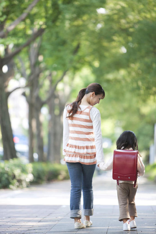 东方人,儿童,两个人,家庭,母亲,女儿,站,握手,竖图,室外,白天,纯洁,植物,亚洲,阴影,条纹,服装,朦胧,模糊,光线,包,书包,影子,注视,休闲装,黄种人,树,树木,小孩,背面,衣服,红色,绿色,黑色,阳光,自然,背包,低头,观察,看,站着,休闲,温暖,温馨,母女,一家人,休闲服,可爱,母爱,童年,童趣,服饰,生长,成长,观看,和睦,察看,关注,童真,烂漫,无邪,天真,年轻女性,女孩,女人,女性,亚洲人,孩子,年轻人,长发,搀手,拉手,手拉手,手握手,站立,彩图,全身,融洽,双肩包,短发,女生