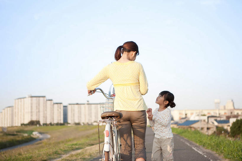 东方人,儿童,背部,两个人,家庭,母亲,女儿,家,站,横图,室外,白天,正面,纯洁,草地,草坪,植物,道路,路,公路,自行车,亚洲,阴影,服装,光线,影子,房屋,屋子,交通,注视,休闲装,黄种人,楼房,住宅,车,脚踏车,草,小孩,衣服,蓝色,绿色,黑色,蓝天,天空,阳光,交通工具,天,观察,看,站着,休闲,温暖,温馨,母女,一家人,休闲服,可爱,母爱,童年,童趣,服饰,观看,和睦,察看,关注,载具,童真,烂漫,无邪,天真,年轻女性,女孩,女人,女性,亚洲人,孩子,年轻人,长发,马路,抬头,仰头,站立,半身,彩图,房子,融洽,女生