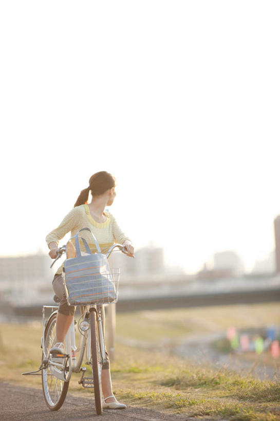 东方人,一个人,家,坐,竖图,室外,白天,正面,购物,消费,草地,草坪,植物,自行车,袋子,亚洲,仅一个年轻女性,仅一个女性,仅一个人,一辆,服装,环保,包装袋,房屋,屋子,云,云朵,购物袋,云彩,注视,休闲装,黄种人,楼房,住宅,车,脚踏车,草,衣服,蓝色,绿色,黑色,白云,蓝天,天空,环保袋,交通工具,天,观察,回头,看,转头,骑车,休闲,休闲服,金融,服饰,晴朗,观看,回收,资源,察看,购买,关注,载具,贸易,利用,低碳,循环,年轻女性,女人,女性,亚洲人,长发,晴空,坐着,彩图,全身,房子