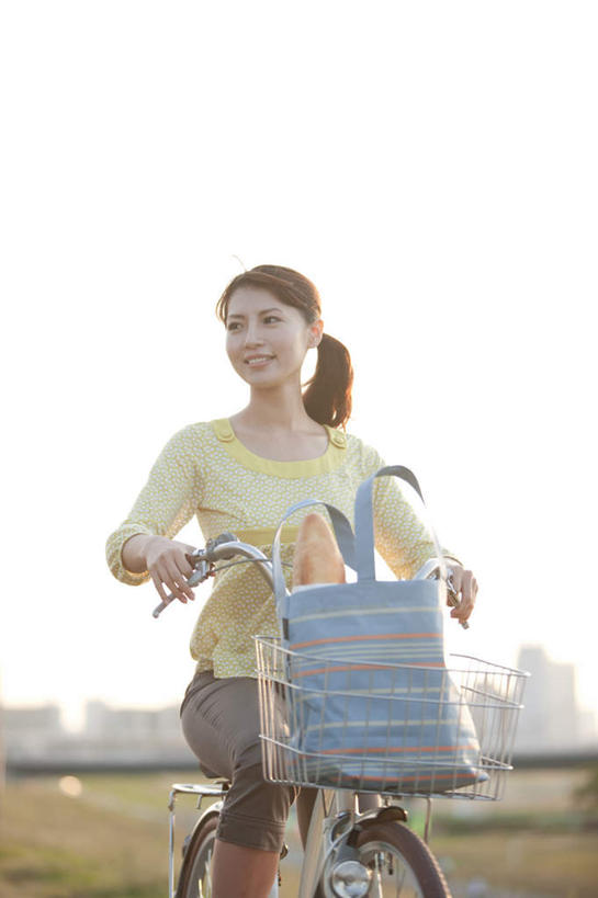 东方人,一个人,家,坐,笑,微笑,露齿笑,竖图,室外,白天,正面,购物,消费,草地,草坪,美景,植物,自行车,袋子,亚洲,仅一个年轻女性,仅一个女性,仅一个人,一辆,服装,环保,包装袋,房屋,屋子,景观,云,云朵,购物袋,云彩,注视,休闲装,黄种人,楼房,住宅,车,脚踏车,草,衣服,蓝色,绿色,黑色,白云,蓝天,天空,自然,环保袋,交通工具,天,观察,看,骑车,休闲,休闲服,景色,金融,服饰,晴朗,观看,回收,资源,察看,购买,关注,自然风光,载具,贸易,利用,低碳,循环,年轻女性,女人,女性,亚洲人,晴空,坐着,半身,彩图,房子