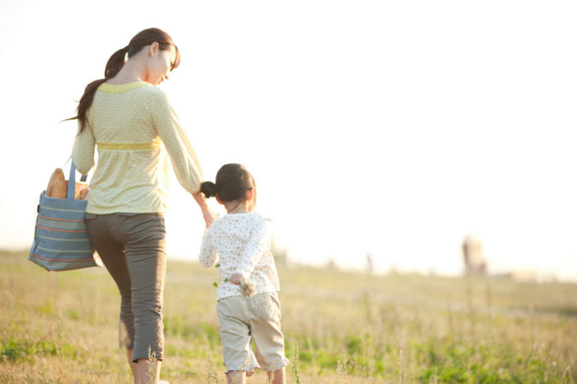 东方人,儿童,两个人,家庭,母亲,女儿,站,横图,室外,白天,正面,购物,纯洁,消费,草地,草坪,美景,植物,袋子,亚洲,阴影,服装,环保,光线,包装袋,影子,景观,云,云朵,购物袋,拿,云彩,拿着,注视,休闲装,黄种人,草,小孩,衣服,蓝色,绿色,黑色,白云,蓝天,天空,阳光,自然,环保袋,天,观察,看,站着,休闲,温暖,温馨,母女,一家人,休闲服,景色,可爱,母爱,童年,童趣,金融,服饰,观看,回收,和睦,资源,察看,购买,关注,自然风光,贸易,利用,童真,低碳,烂漫,无邪,循环,天真,年轻女性,女孩,女人,女性,亚洲人,孩子,年轻人,长发,站立,半身,彩图,融洽,女生