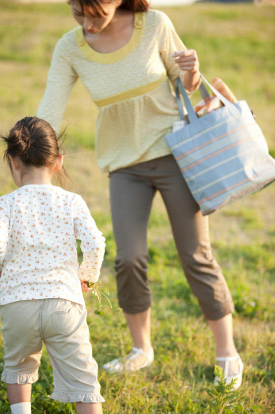 东方人,儿童,背部,两个人,家庭,母亲,女儿,站,竖图,室外,白天,正面,购物,纯洁,消费,草地,草坪,美景,植物,袋子,亚洲,阴影,服装,环保,光线,包装袋,影子,景观,云,云朵,购物袋,拿,云彩,拿着,注视,休闲装,黄种人,草,小孩,衣服,蓝色,绿色,黑色,白云,蓝天,天空,阳光,自然,环保袋,天,观察,看,站着,休闲,温暖,温馨,母女,一家人,休闲服,景色,可爱,母爱,童年,童趣,金融,服饰,观看,回收,和睦,资源,察看,购买,关注,自然风光,贸易,利用,童真,低碳,烂漫,无邪,循环,天真,年轻女性,女孩,女人,女性,亚洲人,孩子,年轻人,长发,站立,半身,彩图,融洽,女生