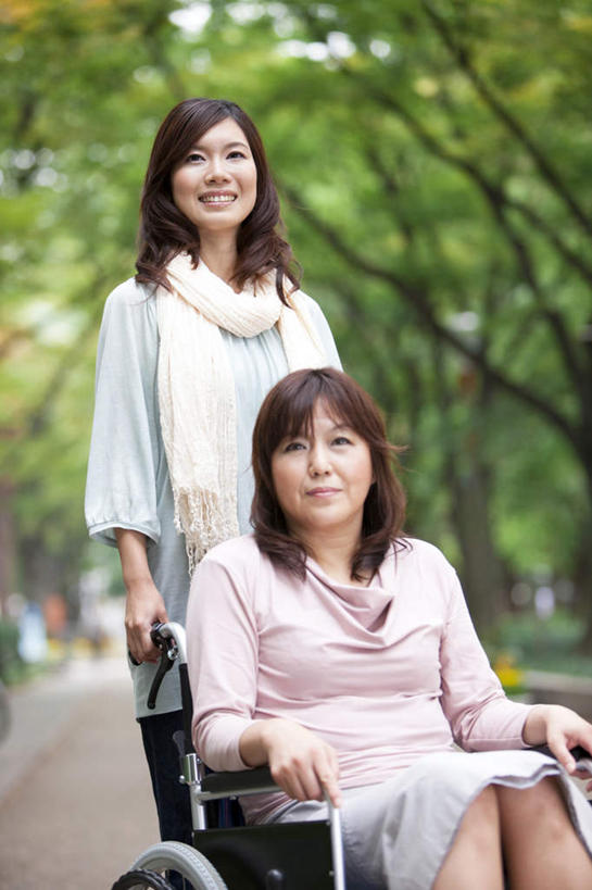 东方人,两个人,家庭,母亲,女儿,站,坐,竖图,室外,白天,正面,植物,亚洲,阴影,服装,装饰,光线,工具,影子,注视,休闲装,黄种人,树,树木,衣服,绿色,黑色,阳光,自然,轮椅,围巾,复健,观察,看,站着,休闲,康复,温暖,温馨,母女,一家人,休闲服,器械,母爱,服饰,生长,成长,围脖,观看,保暖,华丽,点缀,和睦,察看,医疗设备,御寒,关注,医疗器械,医疗工具,衬托,美观,雅致,雅观,辅助设备,年轻女性,女人,女性,亚洲人,长发,站立,坐着,半身,彩图,融洽