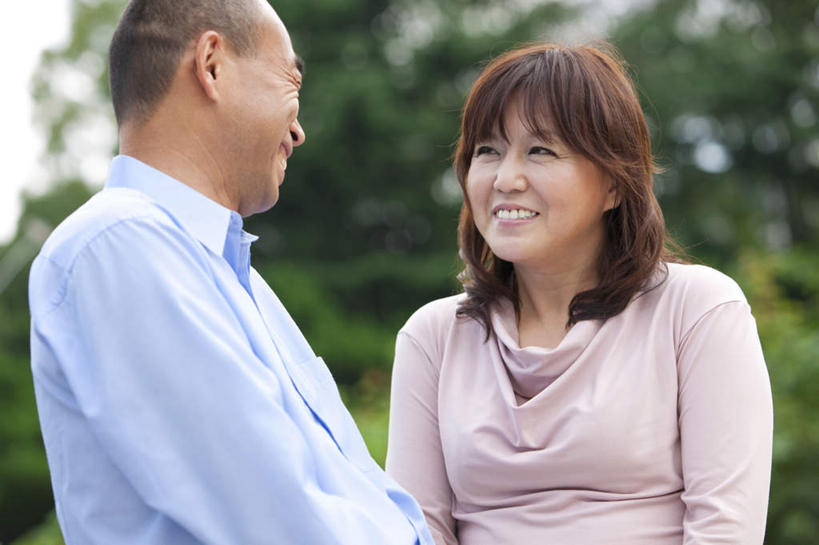 东方人,中年人,两个人,家庭,夫妻,站,笑,微笑,露齿笑,横图,室外,白天,侧面,衬衫,爱情,植物,亚洲,服装,朦胧,模糊,棕色,浪漫,注视,休闲装,黄种人,树,树木,衣服,绿色,自然,观察,看,站着,休闲,温暖,温馨,一家人,休闲服,恩爱,恋人,服饰,生长,成长,观看,和睦,察看,关注,男人,男性,女人,女性,中年男性,中年女性,亚洲人,长发,夫妇,情侣,站立,半身,彩图,衬衣,伴侣,融洽