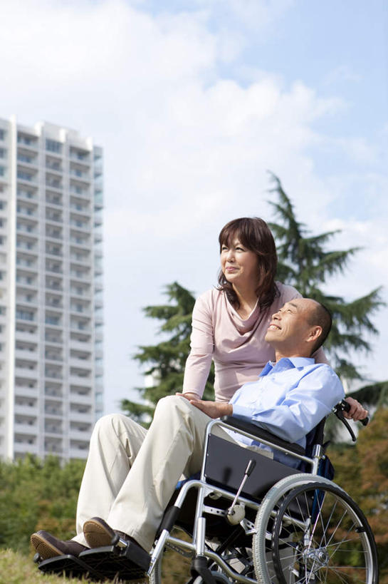 东方人,中年人,两个人,家庭,夫妻,高楼大厦,站,坐,竖图,室外,白天,侧面,衬衫,爱情,办公楼,植物,大厦,建筑,摩天大楼,写字楼,亚洲,服装,工具,棕色,浪漫,注视,休闲装,黄种人,树,树木,衣服,绿色,自然,轮椅,楼宇,复健,观察,看,站着,休闲,康复,温暖,温馨,一家人,休闲服,器械,商务楼,恩爱,恋人,服饰,生长,成长,观看,和睦,察看,医疗设备,关注,医疗器械,医疗工具,辅助设备,男人,男性,女人,女性,中年男性,中年女性,亚洲人,长发,夫妇,情侣,站立,坐着,彩图,全身,衬衣,大楼,高层建筑,高楼,摩天楼,伴侣,融洽