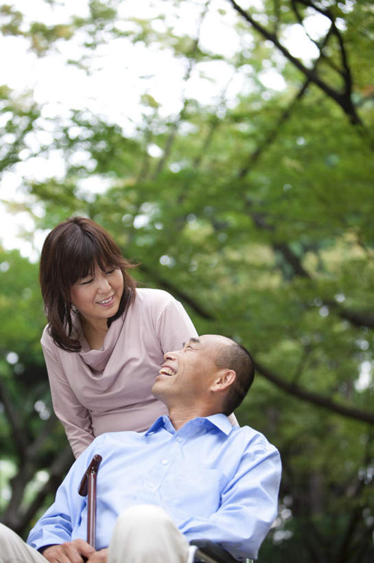 东方人,中年人,两个人,家庭,夫妻,站,坐,笑,微笑,露齿笑,竖图,室外,白天,仰视,爱情,植物,亚洲,服装,朦胧,模糊,工具,棕色,浪漫,注视,休闲装,黄种人,树,树木,衣服,绿色,自然,轮椅,复健,观察,看,站着,休闲,康复,温暖,温馨,一家人,休闲服,器械,恩爱,恋人,服饰,生长,成长,观看,和睦,察看,医疗设备,关注,医疗器械,医疗工具,辅助设备,男人,男性,女人,女性,中年男性,中年女性,亚洲人,长发,夫妇,情侣,抬头,仰头,站立,坐着,半身,彩图,低角度拍摄,伴侣,融洽