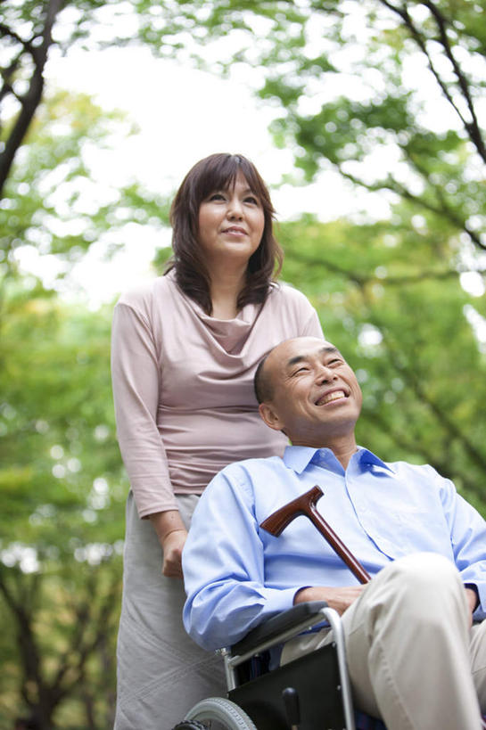 东方人,中年人,两个人,家庭,夫妻,站,坐,笑,微笑,露齿笑,竖图,室外,白天,仰视,衬衫,爱情,植物,亚洲,服装,朦胧,模糊,工具,云,云朵,棕色,浪漫,云彩,注视,休闲装,黄种人,树,树木,衣服,蓝色,绿色,白云,蓝天,天空,自然,轮椅,天,复健,观察,看,站着,休闲,康复,温暖,温馨,一家人,休闲服,器械,恩爱,恋人,服饰,生长,成长,观看,和睦,察看,医疗设备,关注,医疗器械,医疗工具,辅助设备,男人,男性,女人,女性,中年男性,中年女性,亚洲人,长发,夫妇,情侣,抬头,仰头,站立,坐着,半身,彩图,低角度拍摄,衬衣,伴侣,融洽