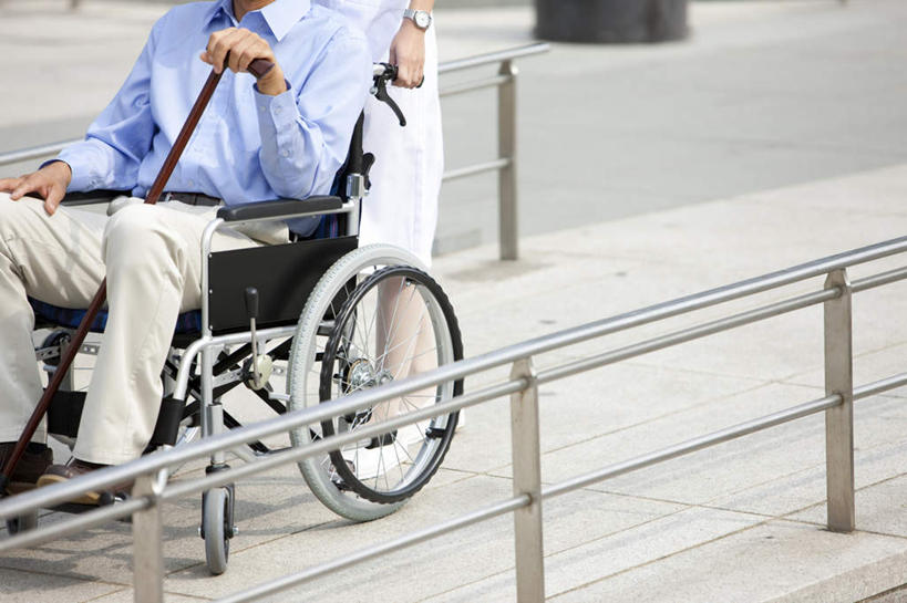 东方人,中年人,两个人,家庭,夫妻,栏杆,站,坐,横图,室外,白天,正面,衬衫,爱情,道路,路,公路,亚洲,服装,工具,围栏,交通,浪漫,拿,拿着,注视,休闲装,黄种人,护栏,衣服,轮椅,复健,观察,看,站着,休闲,康复,温暖,温馨,一家人,休闲服,器械,恩爱,恋人,服饰,拐杖,观看,手杖,和睦,察看,医疗设备,关注,医疗器械,医疗工具,辅助设备,男人,男性,女人,女性,中年男性,中年女性,亚洲人,夫妇,情侣,马路,站立,坐着,半身,彩图,衬衣,伴侣,融洽