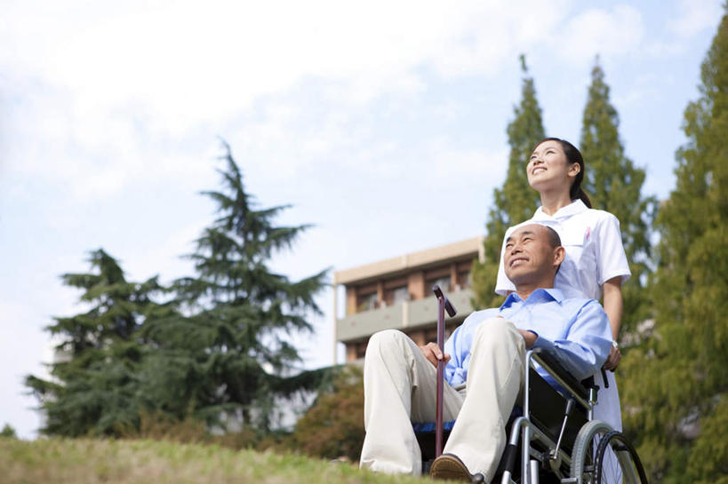 东方人,两个人,病人,护士,家,站,坐,横图,室外,白天,仰视,工作服,衬衫,制服,植物,亚洲,服装,工具,房屋,屋子,云,云朵,云彩,注视,休闲装,黄种人,楼房,住宅,树,树木,衣服,蓝色,绿色,黑色,白云,蓝天,天空,自然,轮椅,天,复健,观察,看,站着,休闲,康复,休闲服,器械,服饰,生长,晴朗,成长,观看,察看,医疗设备,白衣天使,关注,医疗器械,医疗工具,辅助设备,工作制服,男人,男性,年轻女性,女人,女性,中年男性,亚洲人,长发,患者,就医者,晴空,站立,坐着,半身,彩图,低角度拍摄,衬衣,工作套服,房子