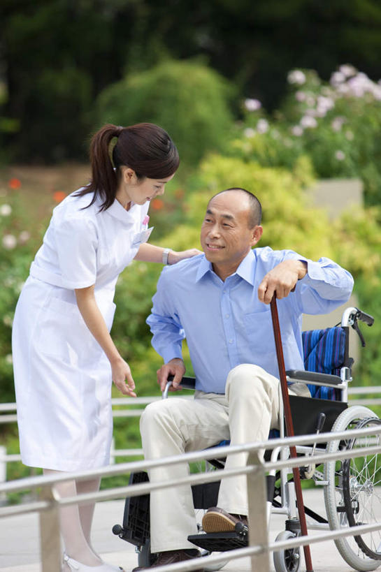 东方人,两个人,病人,护士,站,坐,竖图,室外,白天,正面,工作服,制服,植物,道路,路,公路,亚洲,握,服装,工具,交通,注视,休闲装,黄种人,树,树木,衣服,绿色,黑色,自然,轮椅,复健,观察,看,站着,休闲,康复,休闲服,器械,握着,服饰,生长,成长,拐杖,观看,手杖,察看,医疗设备,白衣天使,关注,医疗器械,医疗工具,辅助设备,工作制服,男人,男性,年轻女性,女人,女性,中年男性,亚洲人,长发,患者,就医者,马路,站立,坐着,半身,彩图,工作套服