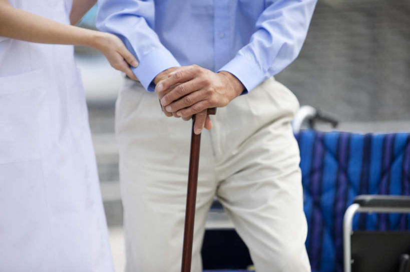 东方人,两个人,病人,护士,站,横图,室外,白天,正面,工作服,衬衫,制服,亚洲,握,服装,朦胧,模糊,工具,注视,休闲装,黄种人,衣服,蓝色,轮椅,扶,复健,观察,看,站着,休闲,康复,休闲服,器械,握着,服饰,拐杖,观看,手杖,察看,医疗设备,扶着,白衣天使,关注,医疗器械,医疗工具,辅助设备,工作制服,男人,男性,年轻女性,女人,女性,中年男性,亚洲人,患者,就医者,站立,半身,彩图,衬衣,工作套服