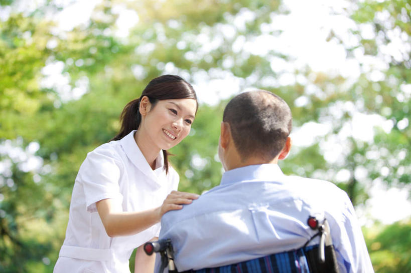 东方人,两个人,病人,护士,站,坐,横图,室外,白天,仰视,工作服,衬衫,制服,植物,亚洲,阴影,服装,朦胧,模糊,光线,工具,影子,注视,休闲装,黄种人,相视,树,树木,衣服,蓝色,绿色,黑色,阳光,自然,轮椅,复健,观察,看,站着,休闲,康复,面对面,休闲服,器械,服饰,生长,成长,观看,对视,察看,医疗设备,白衣天使,关注,医疗器械,相对,医疗工具,相看,辅助设备,工作制服,男人,男性,年轻女性,女人,女性,中年男性,亚洲人,长发,患者,就医者,站立,坐着,半身,彩图,低角度拍摄,衬衣,工作套服