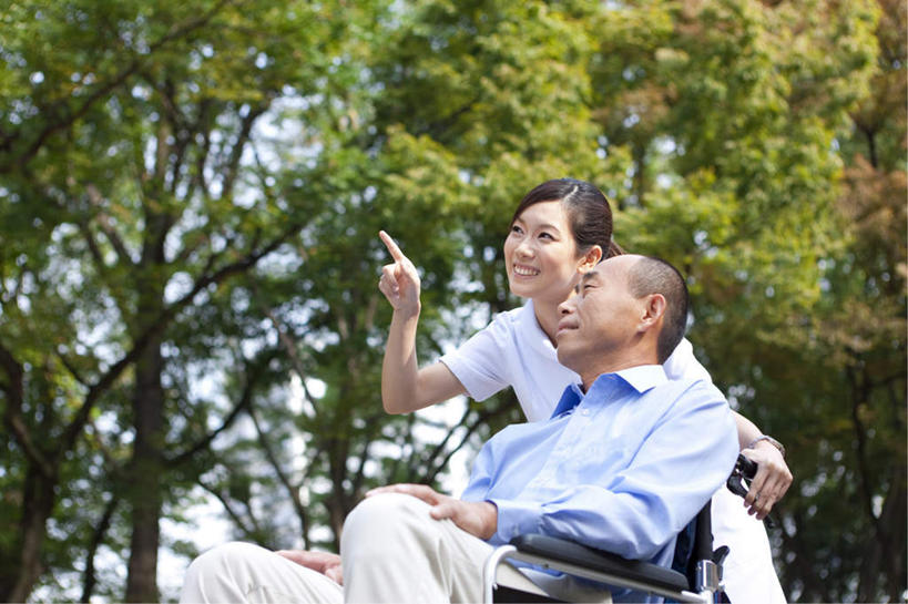 东方人,两个人,病人,护士,站,坐,笑,说,微笑,横图,室外,白天,侧面,工作服,衬衫,制服,讨论,植物,道路,路,亚洲,指,服装,朦胧,模糊,工具,小路,交通,注视,休闲装,黄种人,方向,树,树木,衣服,蓝色,绿色,黑色,自然,轮椅,复健,观察,看,手势,站着,休闲,康复,休闲服,器械,服饰,生长,成长,观看,察看,医疗设备,指向,白衣天使,食指,关注,医疗器械,医疗工具,辅助设备,工作制服,交流,男人,男性,年轻女性,女人,女性,中年男性,亚洲人,长发,患者,就医者,沟通,讲话,交谈,商讨,说话,谈话,站立,坐着,半身,彩图,衬衣,工作套服