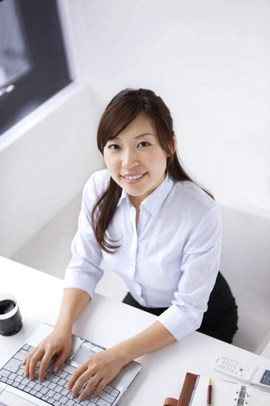 东方人,一个人,商务人士,商务女性,坐,笑,微笑,露齿笑,竖图,俯视,室内,白天,电脑,笔记本电脑,窗户,桌子,亚洲,仅一个年轻女性,仅一个女性,仅一个人,敲打,套装,网络,办公桌,注视,黄种人,输入,通讯设备,玻璃窗,黑色,打字,观察,看,观看,点击,敲击,察看,无线,关注,通信设备,商务装,无线网络,无线上网,便携式电脑,工薪阶层,按键,手提电脑,年轻女性,女人,女性,亚洲人,长发,白领,上班族,抬头,仰头,坐着,半身,彩图,高角度拍摄