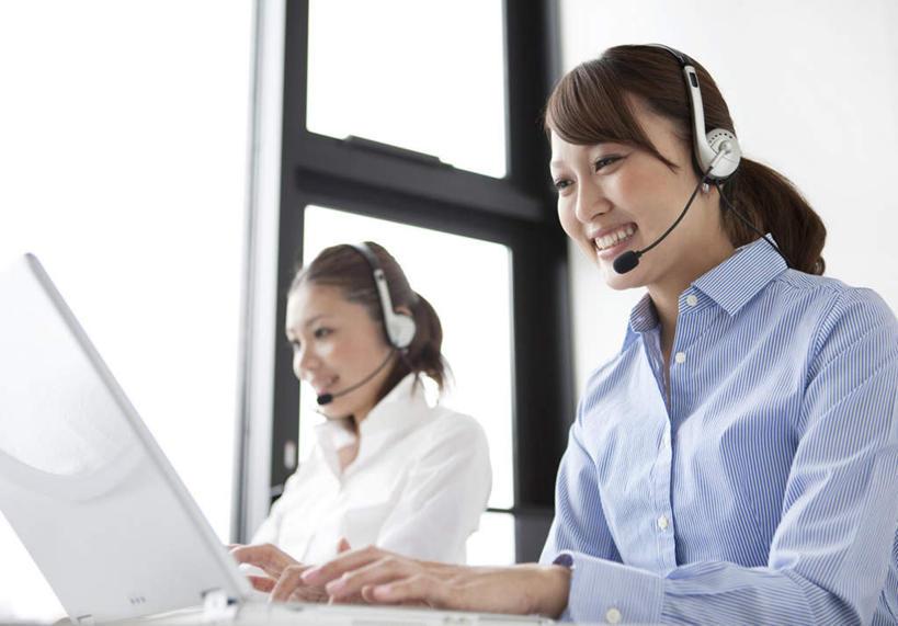 东方人,两个人,伙伴,朋友,商务人士,商务女性,办公室,坐,横图,室内,白天,仰视,友谊,合作,团队,电脑,笔记本电脑,窗户,亚洲,阴影,条纹,套装,朦胧,模糊,反射,网络,影子,话务员,注视,黄种人,通讯设备,玻璃窗,蓝色,黑色,耳机,耳麦,话筒,观察,看,战略,观看,察看,无线,麦克风,关注,通信设备,商务装,无线网络,无线上网,便携式电脑,工薪阶层,客服人员,电话销售,联合,合谋,配合,协作,手提电脑,年轻女性,女人,女性,亚洲人,长发,白领,接线员,上班族,坐着,半身,彩图,低角度拍摄