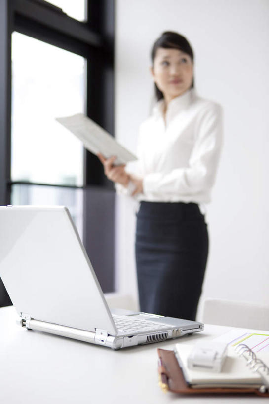 东方人,一个人,商务人士,商务女性,站,竖图,室内,白天,正面,电脑,笔记本电脑,窗户,桌子,亚洲,仅一个年轻女性,仅一个女性,仅一个人,套装,网络,材料,档案,文件,办公桌,墙,拿,拿着,注视,黄种人,通讯设备,玻璃窗,墙壁,墙面,黑色,资料,观察,看,站着,观看,察看,无线,关注,文档,通信设备,商务装,无线网络,无线上网,便携式电脑,工薪阶层,手提电脑,年轻女性,女人,女性,亚洲人,长发,白领,上班族,站立,半身,彩图