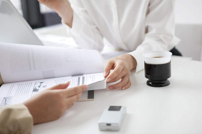 咖啡,东方人,两个人,伙伴,朋友,商务人士,商务女性,办公室,坐,说,打电话,横图,俯视,室内,特写,白天,讨论,友谊,幸福,合作,团队,桌子,杯子,电话,手机,亚洲,套装,材料,瓷器,档案,文件,办公桌,咖啡杯,陶瓷制品,一杯,拿,拿着,注视,黄种人,娱乐,通讯设备,饮料,资料,观察,看,享受,休闲,温馨,放松,乐趣,战略,观看,察看,提神,舒适,关注,文档,瓷杯,醒脑,商务装,工薪阶层,联合,合谋,软饮料,交流,配合,协作,年轻女性,女人,女性,亚洲人,白领,上班族,沟通,讲话,交谈,商讨,说话,谈话,通话,坐着,半身,彩图,高角度拍摄