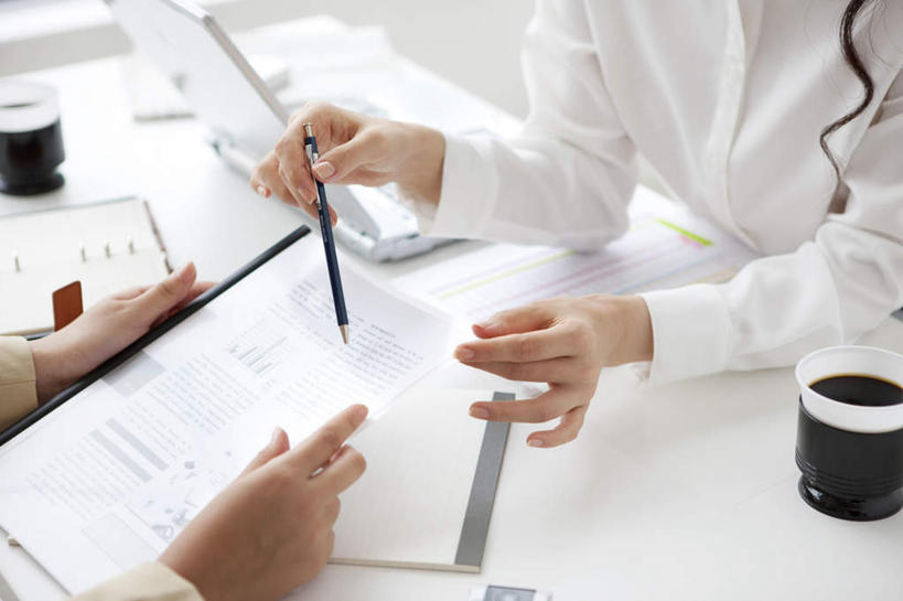 咖啡,东方人,两个人,伙伴,朋友,商务人士,商务女性,办公室,坐,说,打电话,横图,俯视,室内,特写,白天,讨论,友谊,幸福,合作,团队,桌子,杯子,电话,手机,亚洲,套装,笔,材料,瓷器,档案,文件,办公桌,办公用品,钢笔,咖啡杯,陶瓷制品,一杯,拿,拿着,注视,黄种人,娱乐,通讯设备,文具,饮料,学习用品,资料,观察,看,享受,休闲,温馨,放松,乐趣,战略,观看,文具用品,察看,提神,舒适,关注,文档,瓷杯,醒脑,商务装,工薪阶层,联合,合谋,软饮料,交流,配合,协作,年轻女性,女人,女性,亚洲人,白领,上班族,沟通,讲话,交谈,商讨,说话,谈话,通话,坐着,半身,彩图,高角度拍摄