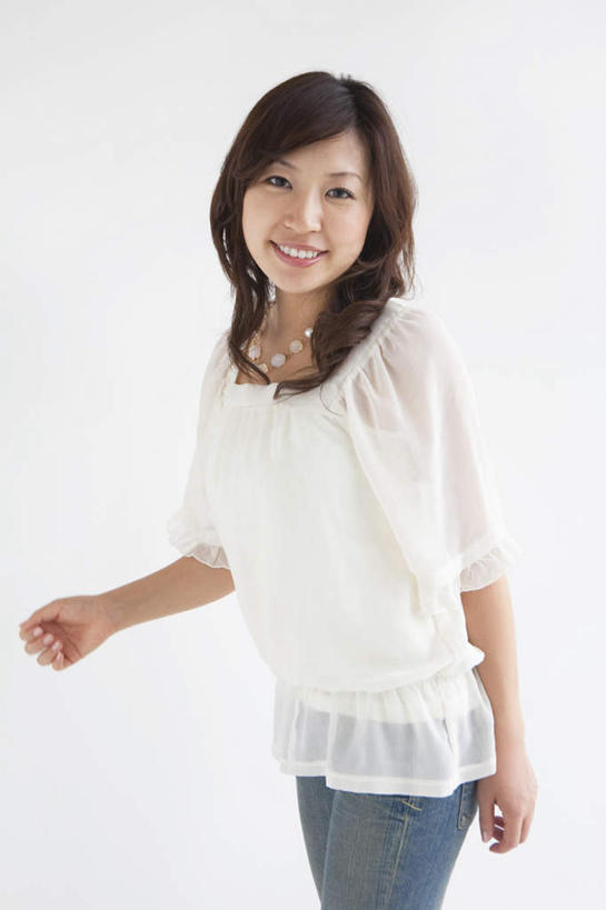 东方人,一个人,站,笑,微笑,露齿笑,竖图,室内,白天,白色背景,正面,项链,亚洲,仅一个年轻女性,仅一个女性,仅一个人,服装,墙,注视,休闲装,黄种人,墙壁,墙面,装饰品,衣服,黑色,饰品,首饰,观察,看,站着,休闲,休闲服,摄影,服饰,影棚,观看,察看,关注,年轻女性,女人,女性,亚洲人,长发,卷发,站立,半身,彩图,影棚拍摄,拍摄