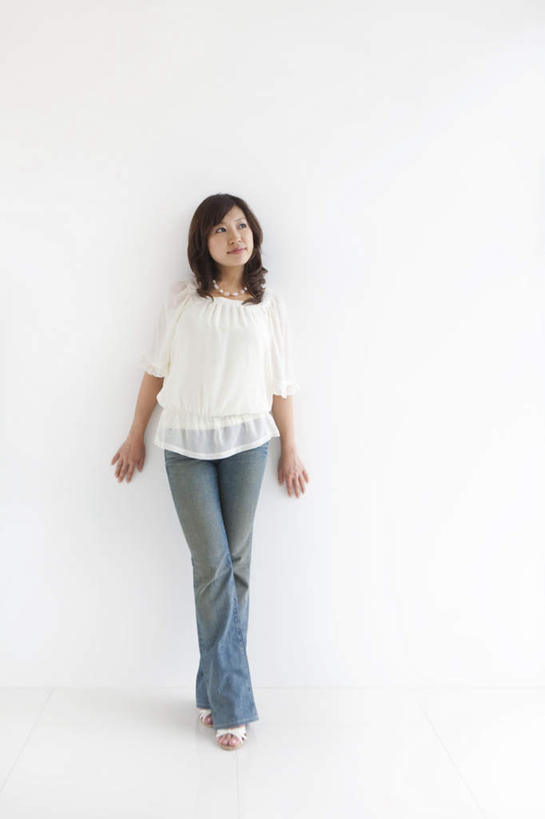 东方人,一个人,站,笑,微笑,竖图,室内,白天,白色背景,正面,项链,亚洲,仅一个年轻女性,仅一个女性,仅一个人,服装,墙,注视,休闲装,黄种人,墙壁,墙面,装饰品,衣服,饰品,首饰,扶,观察,看,站着,休闲,休闲服,摄影,服饰,影棚,观看,察看,扶着,关注,年轻女性,女人,女性,亚洲人,长发,卷发,站立,彩图,全身,影棚拍摄,拍摄