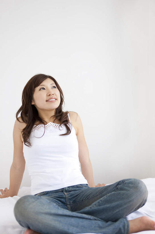 东方人,一个人,坐,盘腿,竖图,室内,白天,白色背景,正面,亚洲,仅一个年轻女性,仅一个女性,仅一个人,服装,注视,休闲装,黄种人,衣服,黑色,观察,看,休闲,休闲服,摄影,服饰,影棚,观看,察看,关注,年轻女性,女人,女性,亚洲人,长发,卷发,盘腿而坐,盘膝,盘着腿的,盘着腿坐,双腿交叉,坐着,彩图,全身,影棚拍摄,拍摄