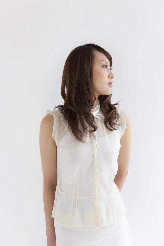 东方人,一个人,站,笑,微笑,竖图,室内,白天,白色背景,正面,亚洲,仅一个年轻女性,仅一个女性,仅一个人,服装,注视,休闲装,黄种人,衣服,黑色,观察,看,站着,休闲,休闲服,摄影,服饰,影棚,观看,察看,关注,年轻女性,女人,女性,亚洲人,长发,卷发,站立,半身,彩图,影棚拍摄,拍摄