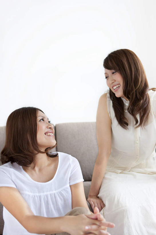 东方人,两个人,伙伴,朋友,坐,笑,微笑,露齿笑,竖图,室内,白天,白色背景,正面,友谊,沙发,亚洲,服装,墙,注视,休闲装,黄种人,相视,墙壁,墙面,衣服,黑色,观察,看,休闲,面对面,休闲服,摄影,服饰,影棚,观看,对视,察看,关注,相对,相看,友情,年轻女性,女人,女性,亚洲人,长发,卷发,坐着,半身,彩图,影棚拍摄,拍摄,皮沙发