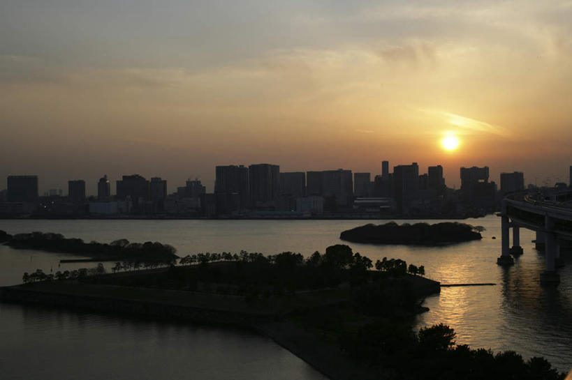 无人,高楼大厦,横图,全景,俯视,航拍,室外,白天,度假,办公楼,草地,草坪,海浪,海洋,美景,日落,天际线,植物,城市风光,城市,大厦,建筑,摩天大楼,写字楼,东京,日本,亚洲,阴影,波纹,光线,影子,景观,浪花,晚霞,霞光,云,云朵,建筑群,涟漪,云彩,娱乐,建设,草,树,树木,蓝色,绿色,白云,蓝天,水纹,天空,阳光,自然,海水,黄昏,楼宇,波浪,天,享受,休闲,商务楼,景色,彩霞,放松,生长,晴朗,成长,御台场,鸟瞰,海景,东亚,本州,关东地方,本州岛,日本国,东京都,水晕,东京港,台场,大海,风浪,海,海水的波动,近岸浪,涌浪,晴空,夕阳,彩图,高角度拍摄,大楼,高层建筑,高楼,摩天楼