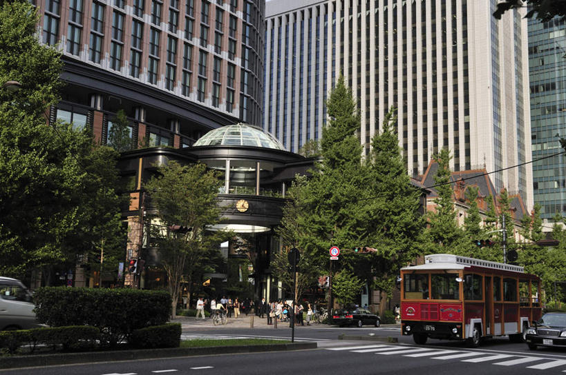 无人,博物馆,高楼大厦,横图,室外,白天,仰视,度假,办公楼,美景,植物,城市风光,标志建筑,城市,大厦,道路,地标,建筑,路,摩天大楼,人行横道,写字楼,公路,公共汽车,东京,日本,亚洲,一辆,一排,整齐,景观,建筑群,人行道,巴士,公交车,交通,娱乐,建设,车,树,树木,排列,红色,绿色,自然,楼宇,交通工具,享受,休闲,商务楼,景色,放松,生长,成长,队列,载具,人行横道线,东亚,本州,关东地方,本州岛,日本国,东京都,斑马线,马路,彩图,低角度拍摄,大楼,高层建筑,高楼,摩天楼