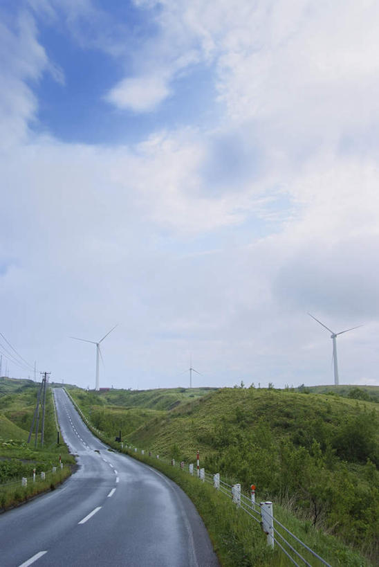 无人,竖图,室外,白天,正面,旅游,度假,草地,草坪,美景,植物,道路,路,公路,北海道,日本,亚洲,阴影,电力,光线,电线,线,影子,景观,云,云朵,分界线,电能,停车线,交通,线路,云彩,娱乐,草,树,树木,蓝色,绿色,白色,白云,蓝天,天空,阳光,自然,天,享受,休闲,景色,放松,生长,成长,电,车行道,车行道分界线,电源,电源线,自然风光,标线,能量,东亚,车行线,日本国,北海道地方,北海道岛,马路,彩图