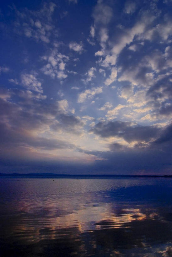 无人,竖图,室外,白天,正面,旅游,度假,草地,草坪,海浪,海洋,美景,日落,植物,北海道,日本,亚洲,一堆,阴影,堆叠,堆积,光线,影子,景观,浪花,晚霞,霞光,云,云朵,落日,云彩,娱乐,草,树,树木,蓝色,绿色,白云,蓝天,天空,阳光,自然,海水,黄昏,天,享受,休闲,景色,彩霞,放松,遮,遮掩,生长,成长,堆,掩盖,遮挡,自然风光,海景,东亚,遮盖,日本国,北海道地方,北海道岛,掩饰,夕照,大海,风浪,海,海水的波动,近岸浪,涌浪,夕阳,彩图,斜阳